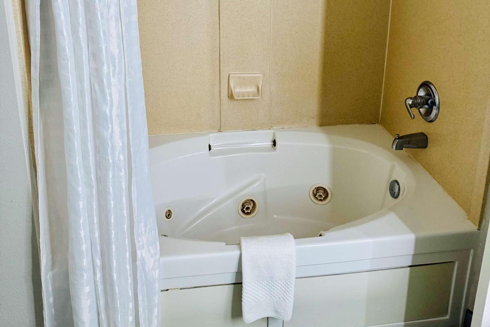Clarion Pointe Albemarle Hotel Kültér fotó